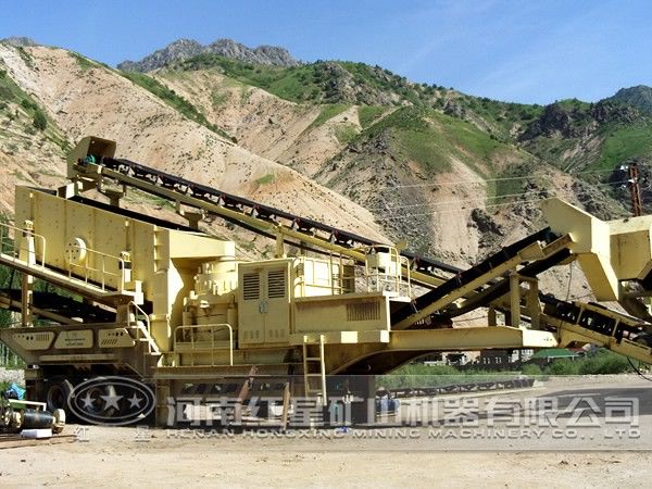 半移動式破碎站作業(yè)現(xiàn)場