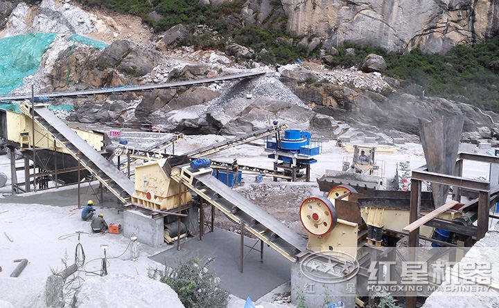 巖石加工設(shè)備現(xiàn)場(chǎng)