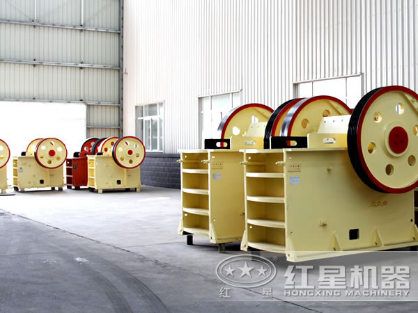 顎式破碎機(jī)現(xiàn)場(chǎng)