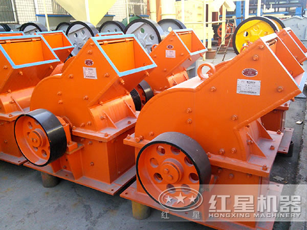 多種型號(hào)的小型錘式破碎機(jī)