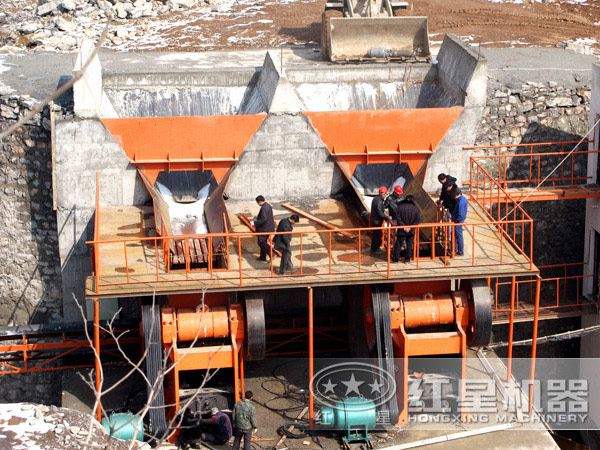 生產(chǎn)線中的破碎機(jī)