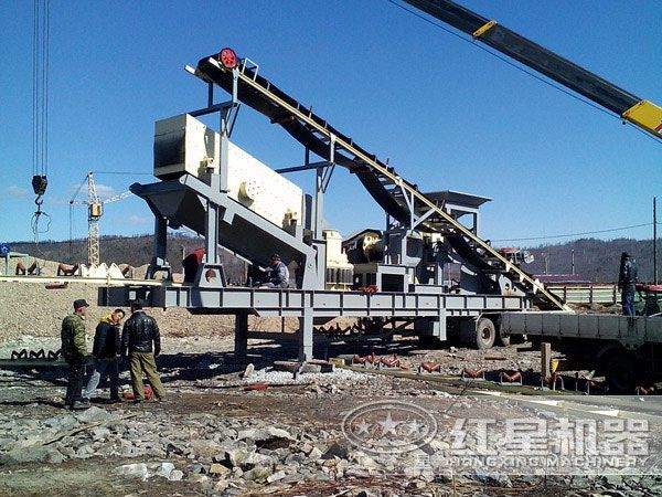 移動(dòng)式破碎機(jī)處理建筑垃圾作業(yè)現(xiàn)場(chǎng)