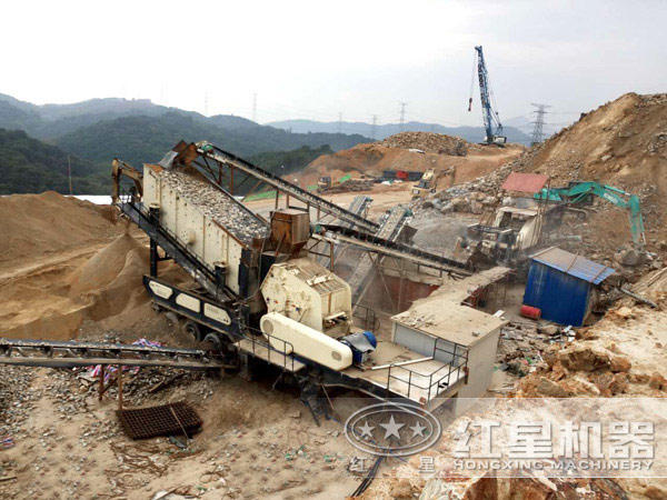 移動(dòng)式破碎站作業(yè)現(xiàn)場(chǎng)
