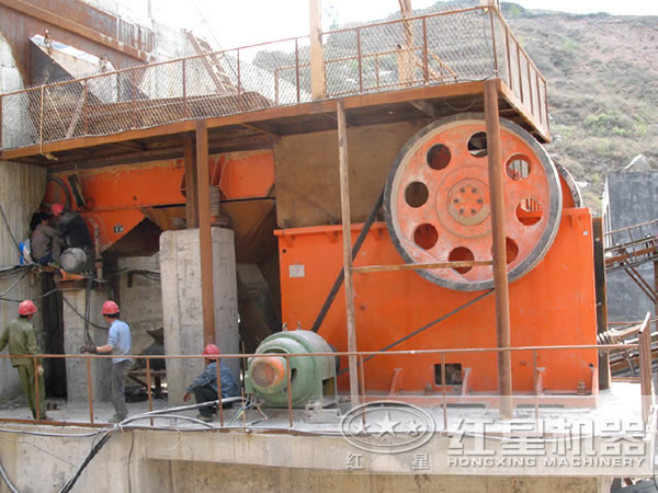 破碎機(jī)作業(yè)現(xiàn)場圖片