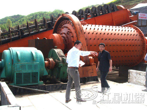 球磨機(jī)作業(yè)現(xiàn)場(chǎng)