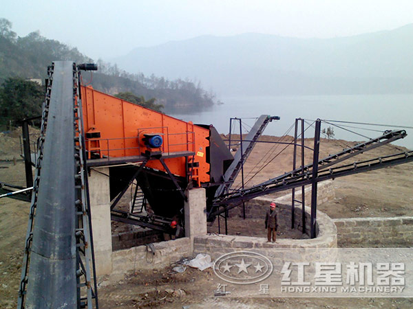 石料篩分機(jī)作業(yè)現(xiàn)場(chǎng)