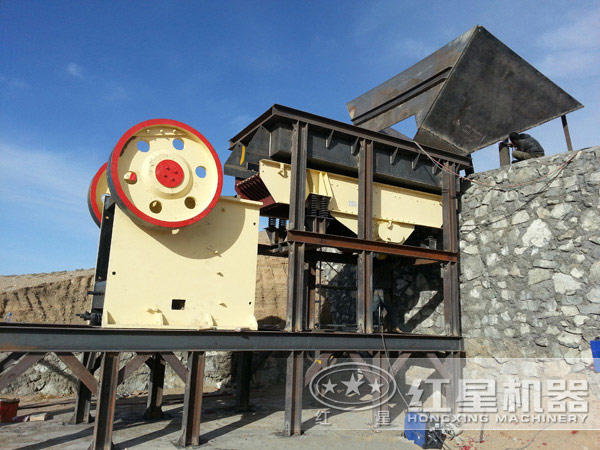 膨潤土顎式破碎機(jī)作業(yè)現(xiàn)場