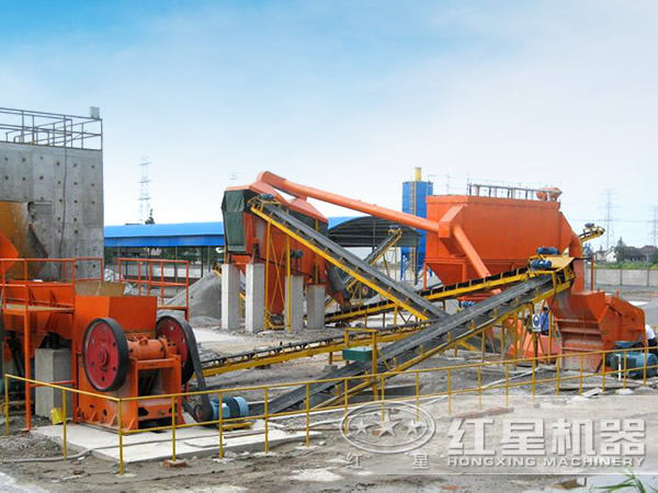 山東時(shí)產(chǎn)300噸石料破碎生產(chǎn)線現(xiàn)場