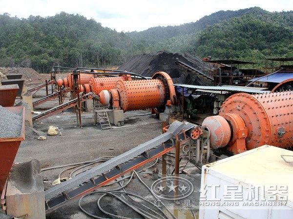 球磨機作業(yè)現(xiàn)場圖