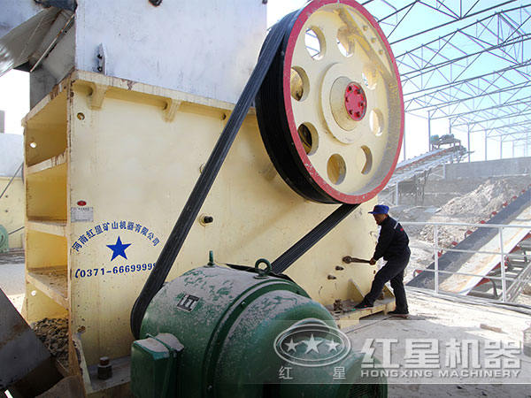 大型顎式碎石機(jī)安裝現(xiàn)場(chǎng)