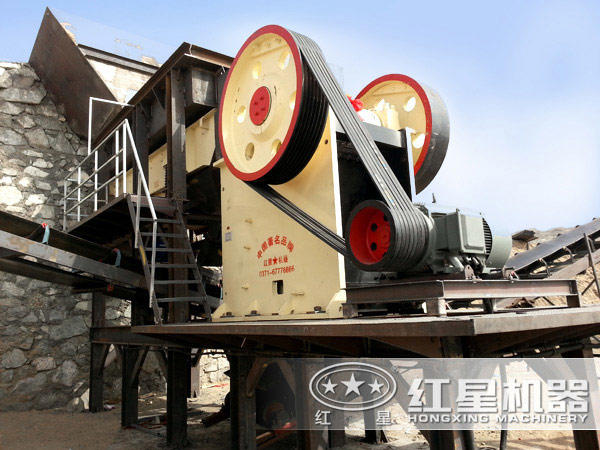 磚頭粉碎設(shè)備作業(yè)現(xiàn)場