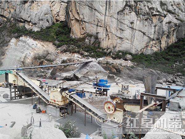 石料破碎生產(chǎn)線作業(yè)現(xiàn)場