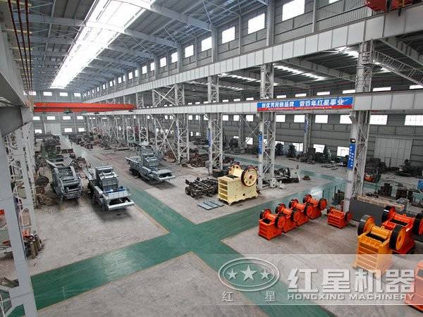 長石砂巖粉碎設(shè)備車間