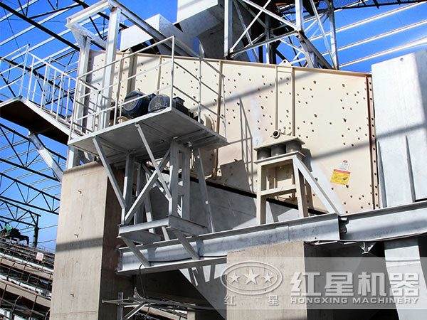 礦用振動(dòng)篩作業(yè)現(xiàn)場(chǎng)