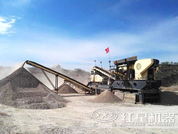 作業(yè)中的車載移動(dòng)石子破碎機(jī)