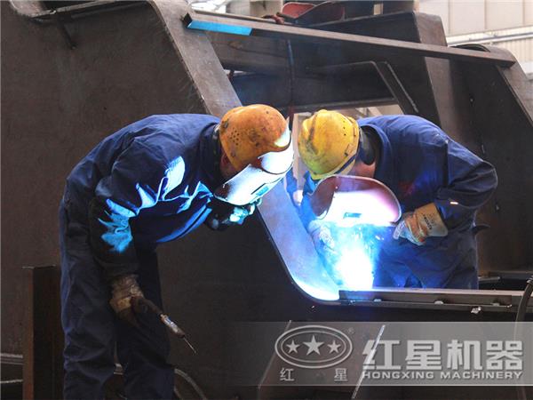 廠家正在作業(yè)的員工