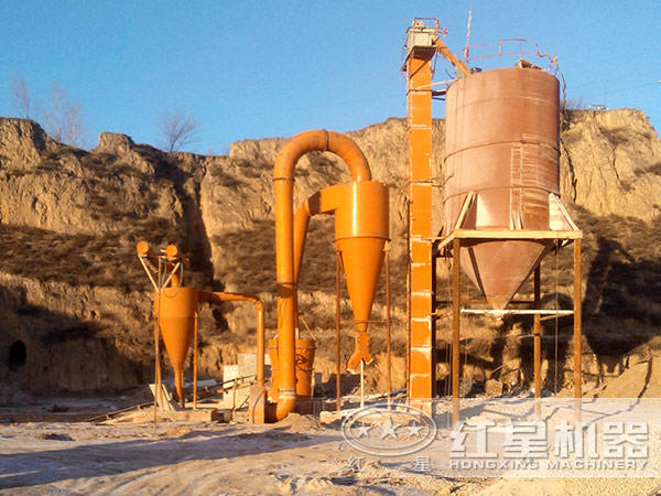 稀土立式磨粉機作業(yè)現(xiàn)場