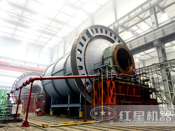 水泥熟料球磨機(jī)作業(yè)現(xiàn)場(chǎng)