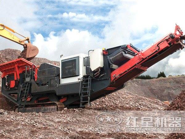 在坡上作業(yè)的移動式破碎機