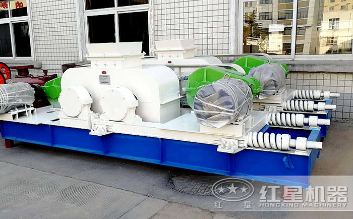 廠區(qū)擺放的對輥破碎機(jī)