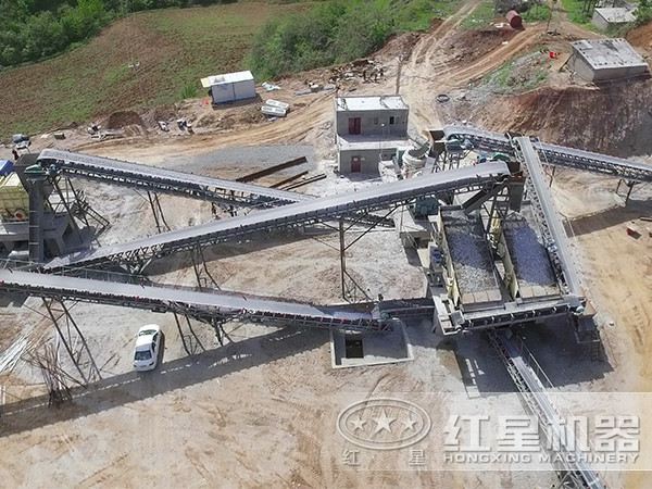 生產(chǎn)線(xiàn)中的輸送機(jī)