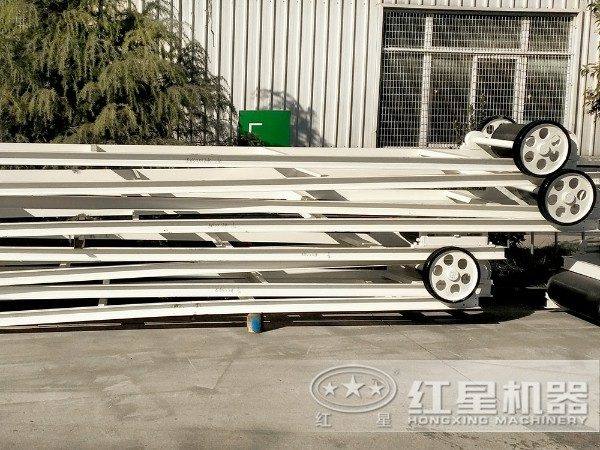 堆放在一起的輸送機(jī)