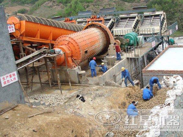 選礦生產(chǎn)線中的球磨機(jī)