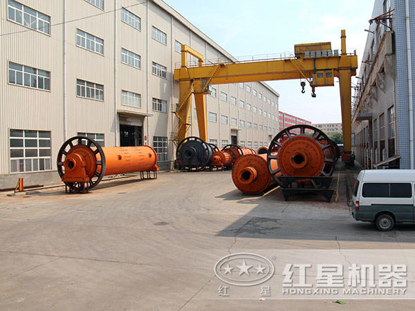 擺放整齊的球磨機(jī)廠區(qū)