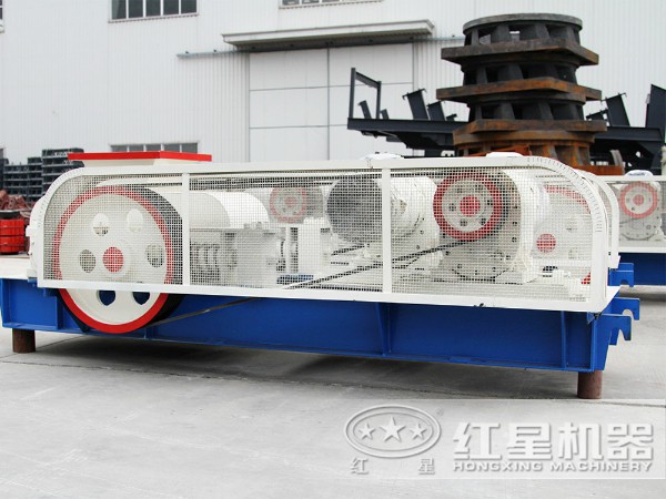 對輥破碎機側(cè)面圖