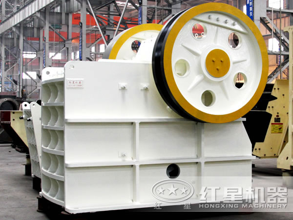 安山巖破碎生產(chǎn)線設(shè)備-顎式破碎機(jī)