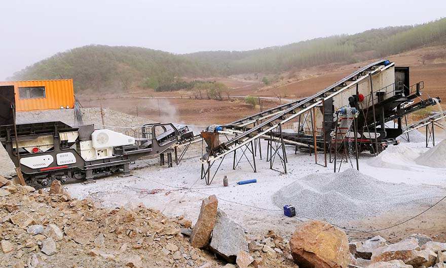 吉林時(shí)產(chǎn)350噸輪胎流動(dòng)碎石機(jī)破碎青石生產(chǎn)線(xiàn)現(xiàn)場(chǎng)