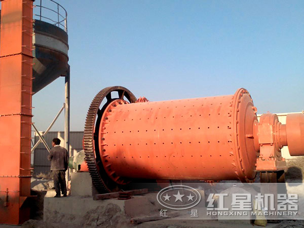 球磨機(jī)作業(yè)現(xiàn)場(chǎng)