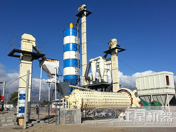 球磨機(jī)作業(yè)現(xiàn)場(chǎng)