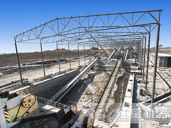 顎式破碎機(jī)作業(yè)現(xiàn)場圖