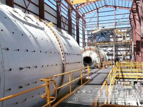 球磨機(jī)作業(yè)現(xiàn)場(chǎng)圖