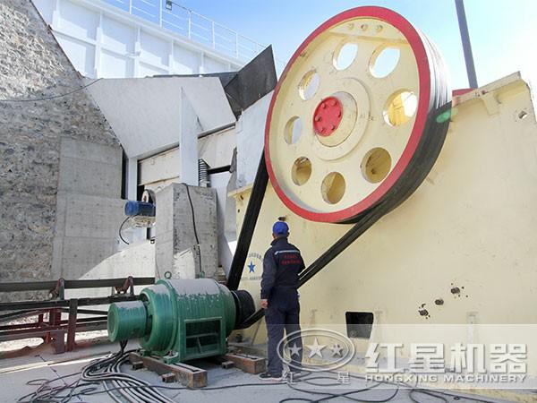 大型碎石顎式破碎機(jī)設(shè)備作業(yè)現(xiàn)場(chǎng)