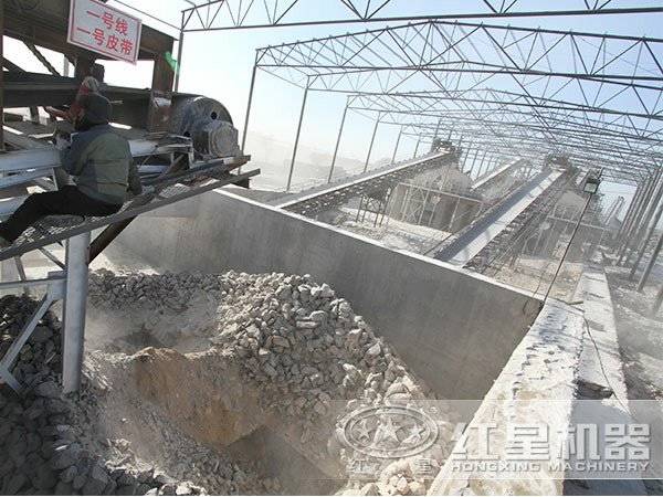 顎式破碎機(jī)破碎現(xiàn)場(chǎng)