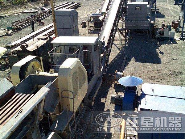 移動(dòng)式顎式破碎站作業(yè)現(xiàn)場(chǎng)