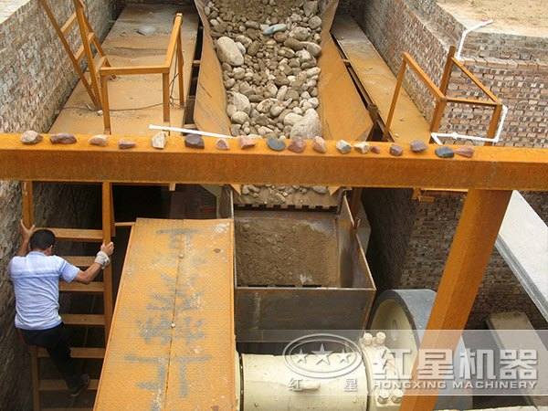 顎式嗑石機作業(yè)現(xiàn)場