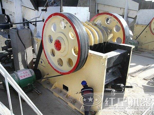 顎式破碎機(jī)調(diào)試現(xiàn)場(chǎng)