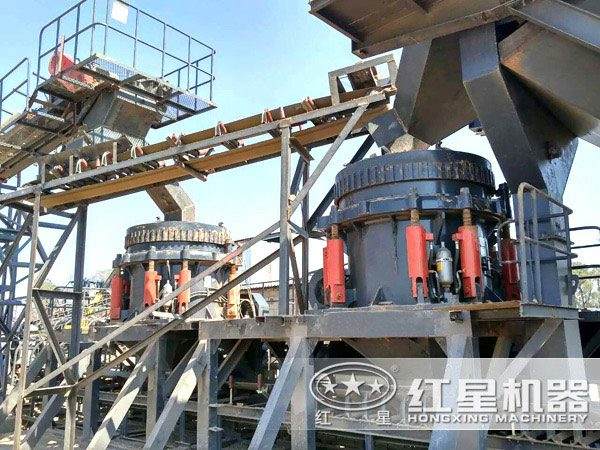 破碎生產(chǎn)線中圓錐破碎機