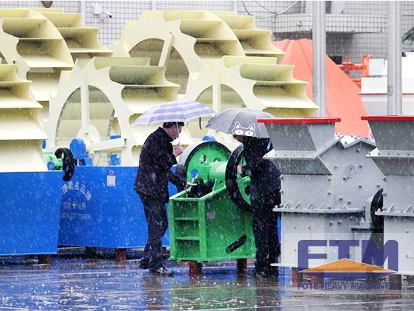 風雨無阻客戶來廠參觀顎式破碎機