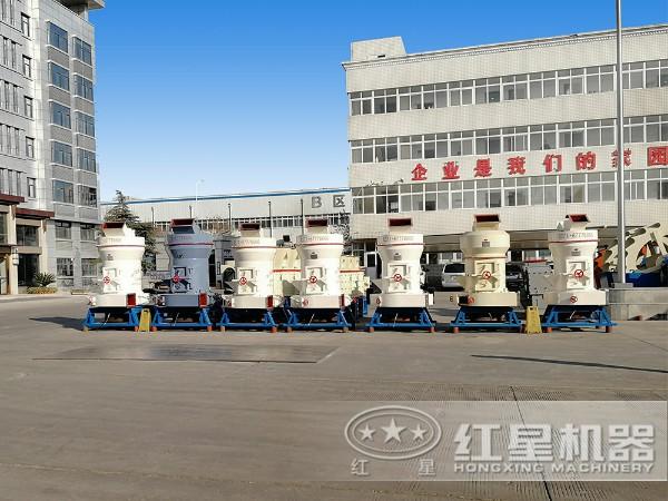 廠區(qū)擺放整齊的磨粉機