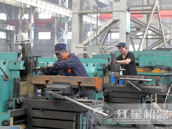 車間認(rèn)真作業(yè)的技術(shù)人員