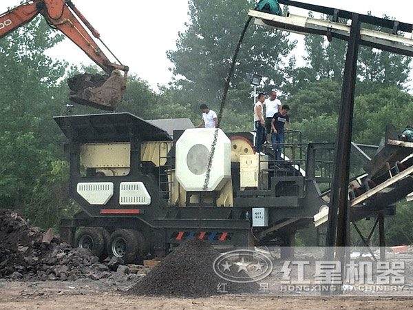 移動式鄂式磕石機工作現場圖