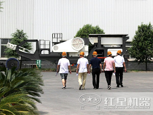紅星銷售人員帶領(lǐng)客戶參觀設(shè)備圖