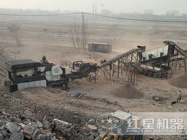 150tph輪胎移動(dòng)破碎站破碎現(xiàn)場(chǎng)圖