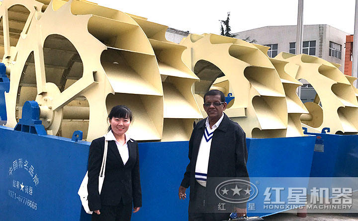 紅星銷售人員帶領(lǐng)客戶參觀洗砂機圖