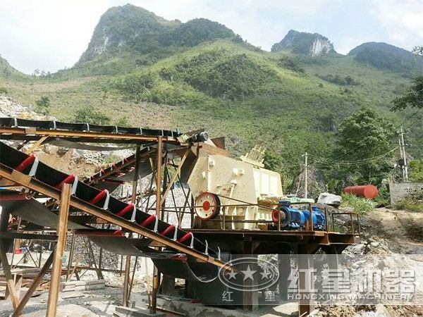 反擊式破碎機(jī)工作現(xiàn)場(chǎng)圖