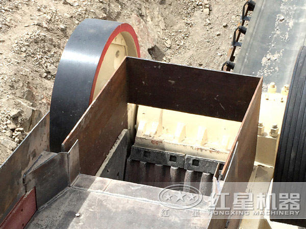 顎式粗碎機(jī)現(xiàn)場圖